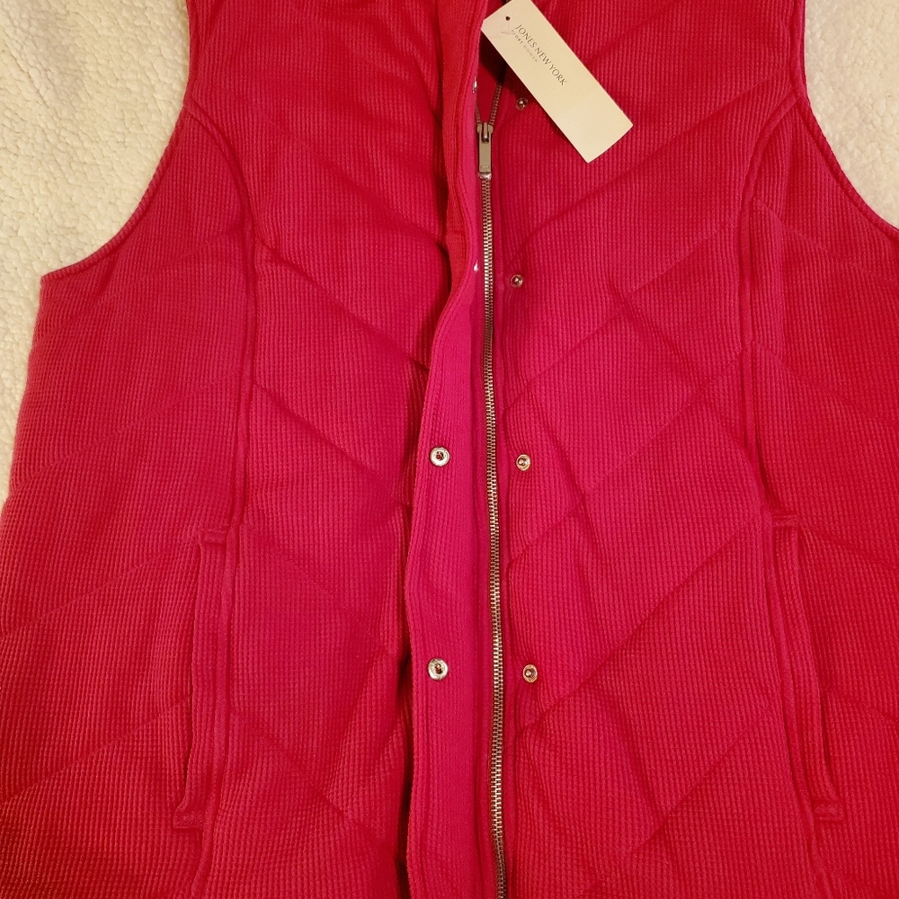 Jones New York size 2x hot pink quilted Vest. Zips and buttons. NWT - Picture 5 of 10